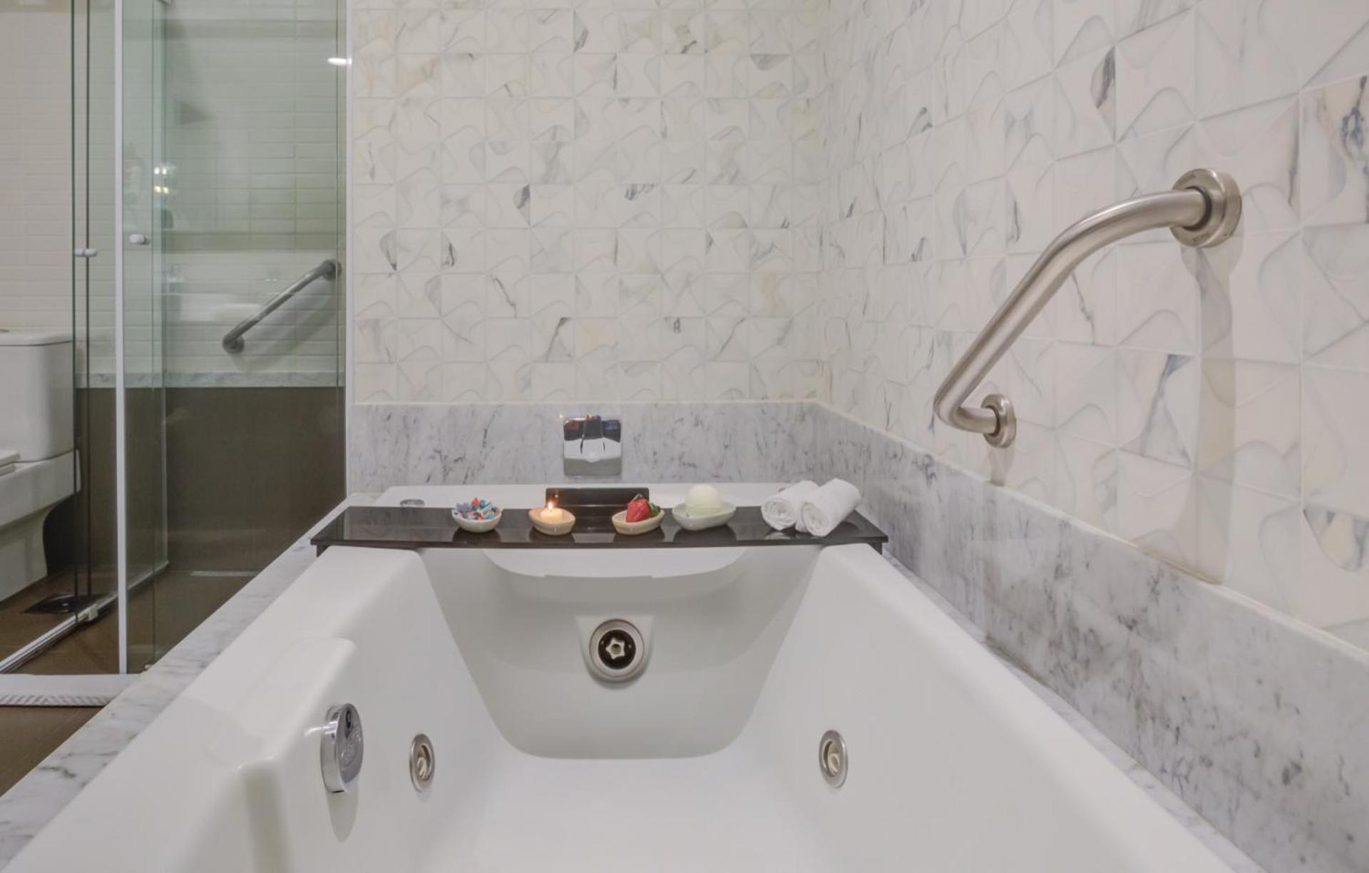 Transamerica Collection 고이아니아 외부 사진 A bathtub with a shower door