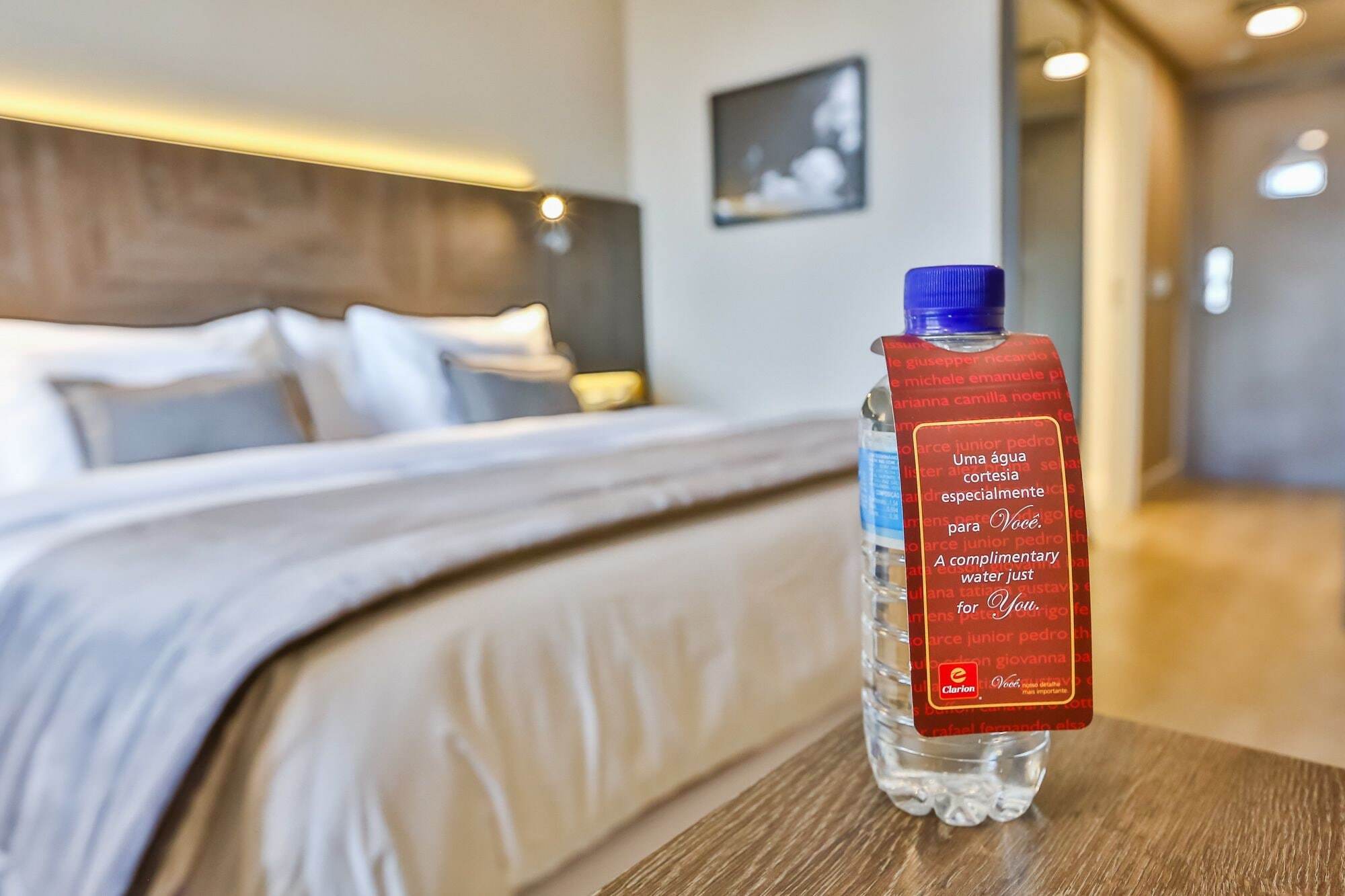 Transamerica Collection 고이아니아 외부 사진 A bottle of water in a hotel room